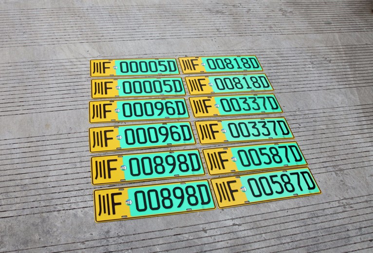 宏運(yùn)公交公司：純電動公交車掛上德陽首批大型新能源汽車號牌